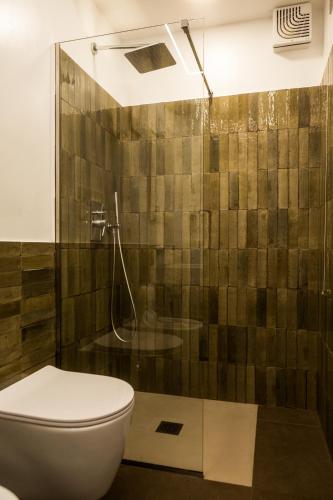 a bathroom with a toilet and a shower at CinqueStanze Affittacamere in Messina