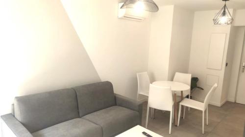 un salon avec un canapé et une table dans l'établissement Baie des anges proche mer 102, à Nice