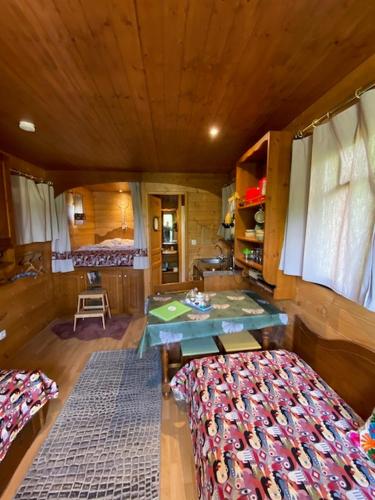 une petite pièce avec une table et une cuisine dans l'établissement le domaine des drôles de dames, à Buding