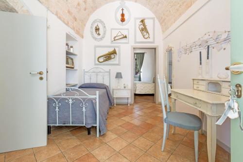 een slaapkamer met een bed en een bureau in een kamer bij Fabula Maison in Monopoli