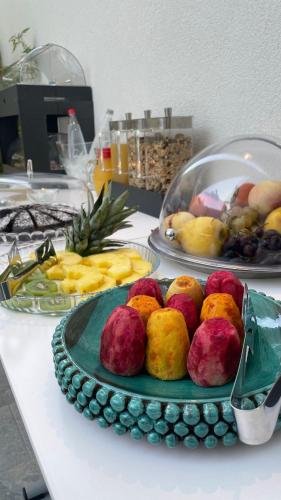 een tafel met een fruitschaal op een tafel bij I MORI HOTEL in San Vito lo Capo