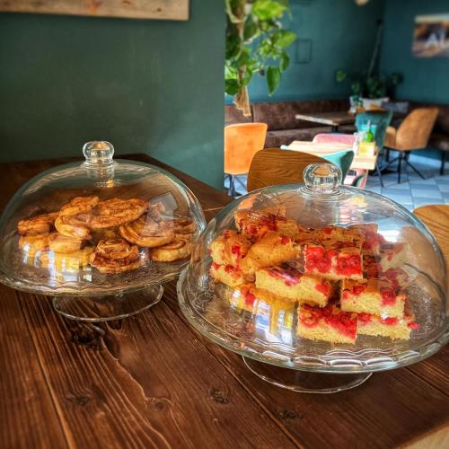 two glass dishes of food on a wooden table at Gasthof Auwirt in Sankt Michael im Lungau