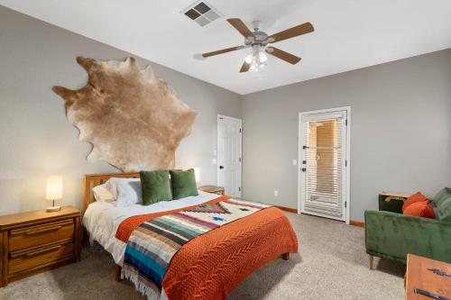 een slaapkamer met een bed en een plafondventilator bij Cozy quiet home BBQ Pool Outdoor entertaining in Phoenix