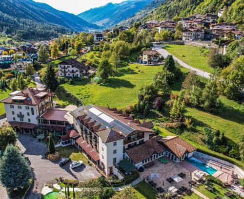 una vista aérea de un pueblo en las montañas en Hotel Salvadori en Mezzana