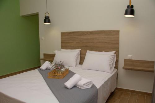 a bedroom with a large bed with white sheets and pillows at Arismari House in Ravdhoúkha