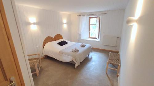 Les Baux的住宿－Abbaye Saint Gilbert，卧室配有白色的床和窗户。