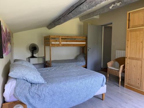 une chambre avec un lit avec une couette bleue dans l'établissement Maison en Provence La Cascatelle 6-8 pers, à Carcès