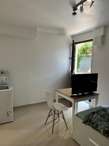 Cette chambre dispose d'un bureau et d'un ordinateur sur une table. dans l'établissement Studio3 Centre ville Massy, à Massy