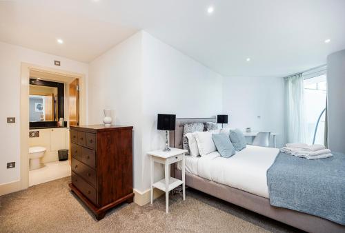 Postel nebo postele na pokoji v ubytování WelcomeStay Vauxhall St Georges Wharf 2 Bedroom Apartment