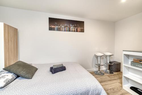 une chambre avec un lit et une télévision au mur dans l'établissement Studio moderne 2 personnes près de la Bastille, à Paris