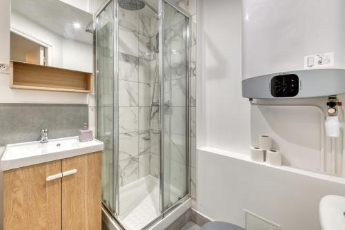 une salle de bain avec douche et lavabo dans l'établissement Studio moderne 2 personnes près de la Bastille, à Paris
