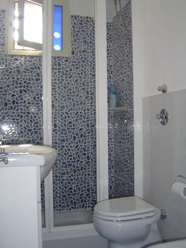 ファヴィニャーナにあるCasa Enzaのバスルーム(トイレ、洗面台、シャワー付)
