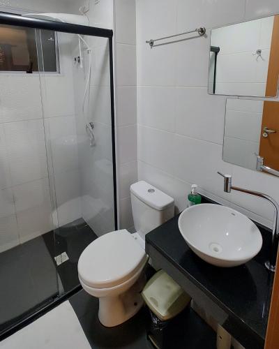 een badkamer met een toilet, een wastafel en een douche bij Apto Executivo Ravena II in Campo Grande