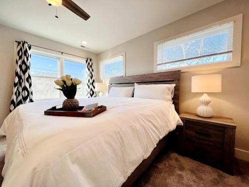 Un dormitorio con una gran cama blanca y una ventana en Sage House, en Asheville