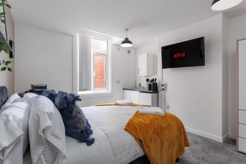 um quarto com uma cama e uma televisão na parede em City Centre Studio 2 with Kitchenette, Free Wifi and Smart TV with Netflix by Yoko Property em Middlesbrough