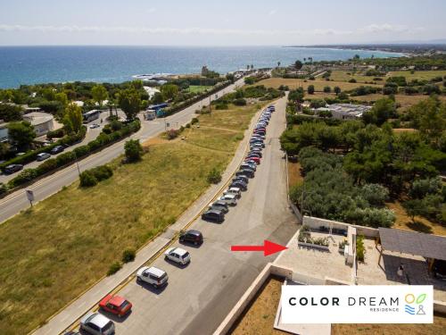 una vista aérea de una carretera con coches aparcados en COLOR DREAM RESIDENCE Case Vacanza Monopoli, en Monopoli