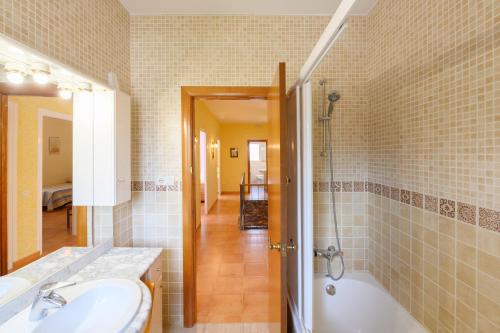 Las Masucas的住宿－Cal Vimon，带浴缸、水槽和淋浴的浴室