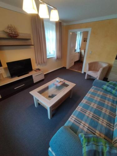 ein Wohnzimmer mit einem Sofa und einem Couchtisch in der Unterkunft Ferienwohnung 3 Am Zahnsborn in Bad Schandau