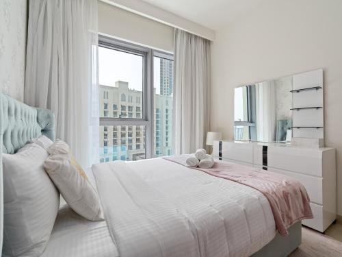 Postel nebo postele na pokoji v ubytování Wonderful 2BR With Balcony - Dubai creek Harbour