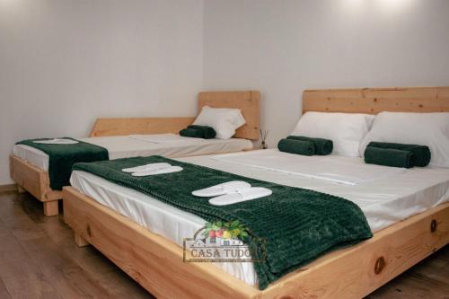 two twin beds in a room with green blankets at Casa Tudor in Tîrgu Ocna