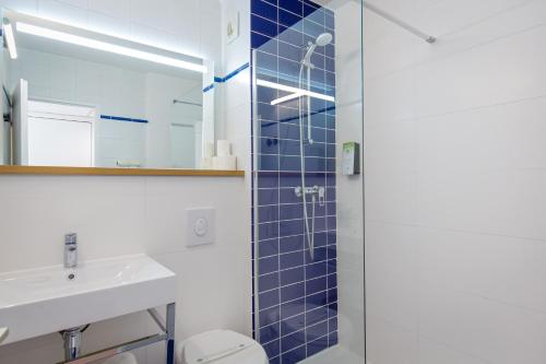 une salle de bain avec un lavabo et une douche dans l'établissement KYRIAD MARSEILLE EST - Aubagne Gémenos, à Gémenos
