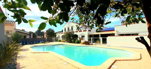 une piscine devant une maison dans l'établissement LA CIGALE ARGELES - STUDIO PYRENEES ORIENTALES, à Plage dʼArgelès