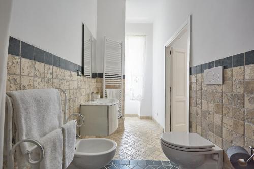 y baño con aseo y lavamanos. en LE CAMERE di VITTORIA en Bracciano