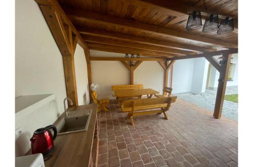 a room with two benches and a table at Apartmán Borovanské baroko in Borovany