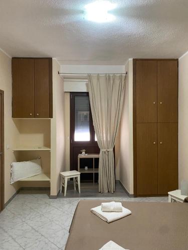 a bedroom with a bed and a desk and a window at Bed and Breakfast Rio Casaletto in Casaletto Spartano