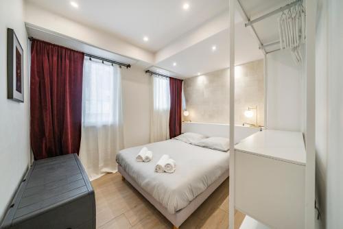 une chambre avec un lit avec deux serviettes dessus dans l'établissement Centre - 10mn Palais - Plages - Croisette - AT, à Cannes