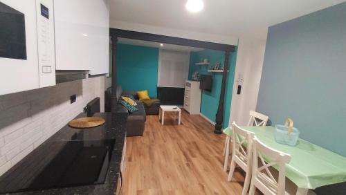 een keuken en een woonkamer met een tafel en stoelen bij Zona tranquila, cerca del Casco Antiguo. EBI02480 in Bilbao