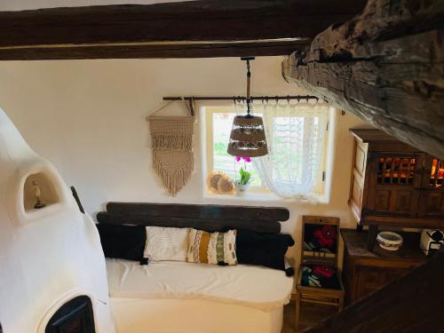 1 dormitorio con cama y ventana en una furgoneta en Inside, The Village- Wooden Hideaway, 