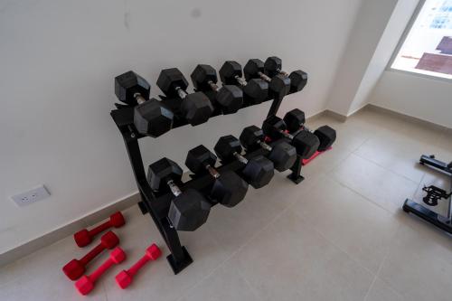 Das Fitnesscenter und/oder die Fitnesseinrichtungen in der Unterkunft Stunning view of the city.