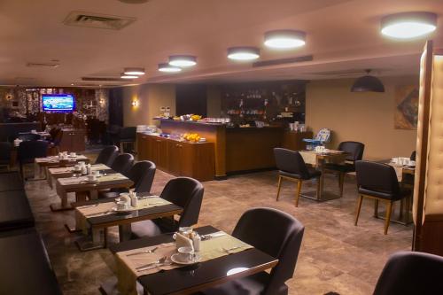 ein Restaurant mit Tischen und Stühlen und eine Bar in der Unterkunft Inncity Hotel Nisantasi in Istanbul