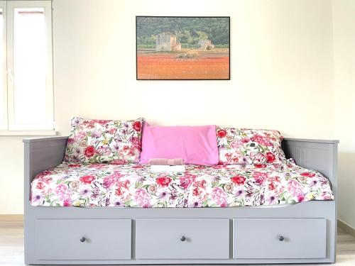 En eller flere senge i et værelse på Koper Relax home