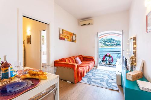 un salon avec un canapé et une table dans l'établissement LA RESERVE AP4369 By Riviera Holiday Homes, à Villefranche-sur-Mer