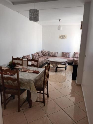 a living room with a table and a couch at appartement de nouri à marti in Martil