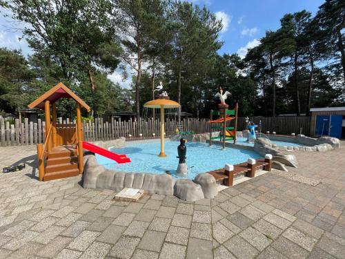 a small pool with slides and a playground at Vakantiepark Hertenhorst in Beekbergen