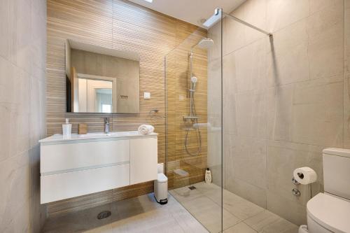 La salle de bains est pourvue d'un lavabo et d'une douche. dans l'établissement Old Town Apartments City, à Lagos