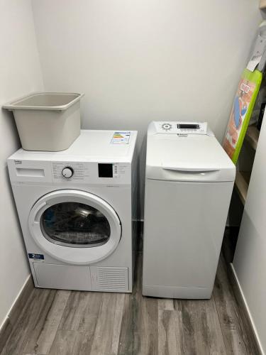 a washing machine and a dryer in a room at Life Rooms in Misilmeri