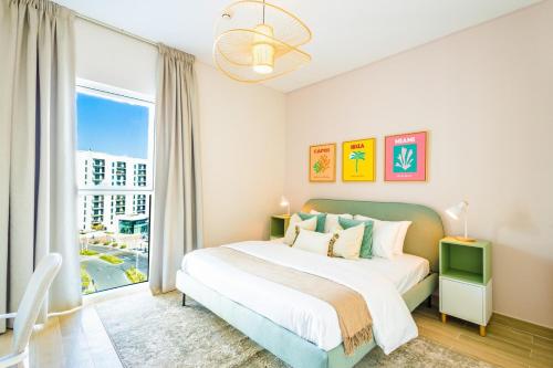 um quarto com uma cama e uma grande janela em One Bedroom Hosted By Voyage em Abu Dhabi