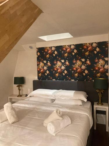 une chambre avec deux lits avec des serviettes dessus dans l'établissement Appartement Villiers, à Paris