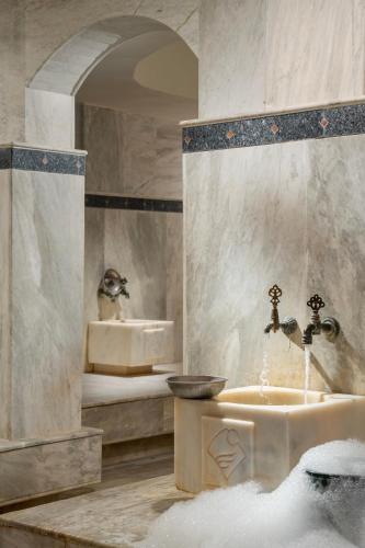 a bathroom with a sink and a mirror and a sink at Arin Resort Bodrum in Turgutreis