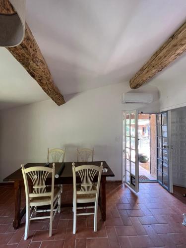 ein Esszimmer mit einem Tisch und Stühlen in der Unterkunft charmant appartement indépendant au sein d'un mas provençal in Aups