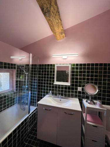 y baño con lavabo y bañera. en charmant appartement indépendant au sein d'un mas provençal en Aups