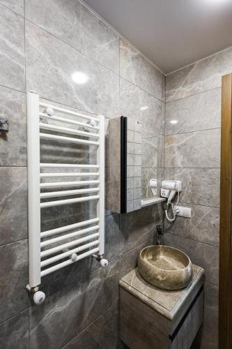 un baño con lavabo y espejo en Heaven Hill, en Kazbegi