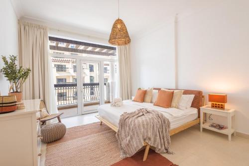 Voyage Ansam Three Bedroom With Ocean Views في أبوظبي: غرفة نوم بسرير ونافذة كبيرة