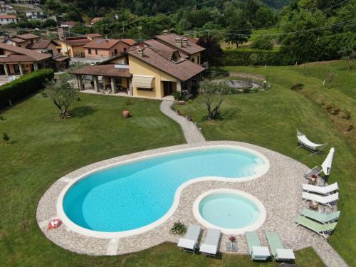 una vista aérea de una piscina en un patio con una casa en Villa Giulia en Gragnola