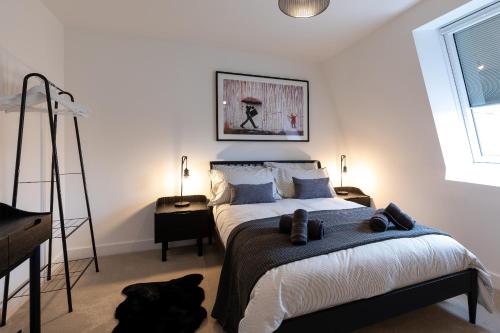 Dormitorio con cama con perro negro en el suelo en Dawson House- gorgeous two bedroom with free parking, en Southampton