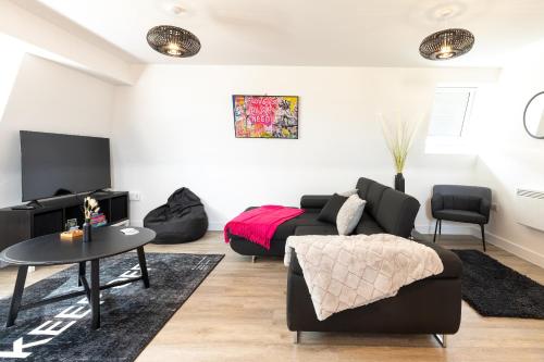 sala de estar con sofá y cama en Dawson House- gorgeous two bedroom with free parking, en Southampton